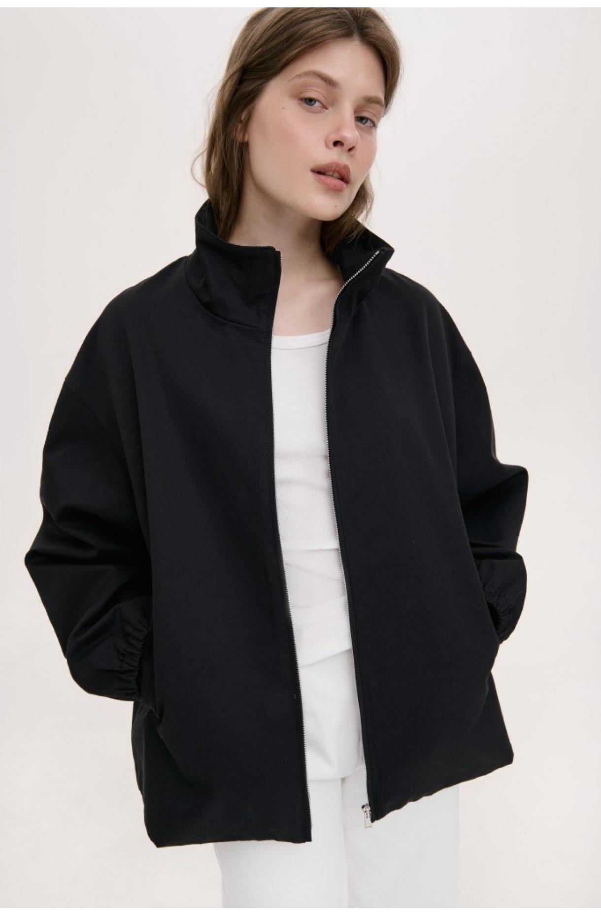 МІНІМАЛІСТИЧНА КУРТКА-БОМБЕР З ВИСОКИМ  КОМІРОМ-СТІЙКОЮ 1263 зображення 25