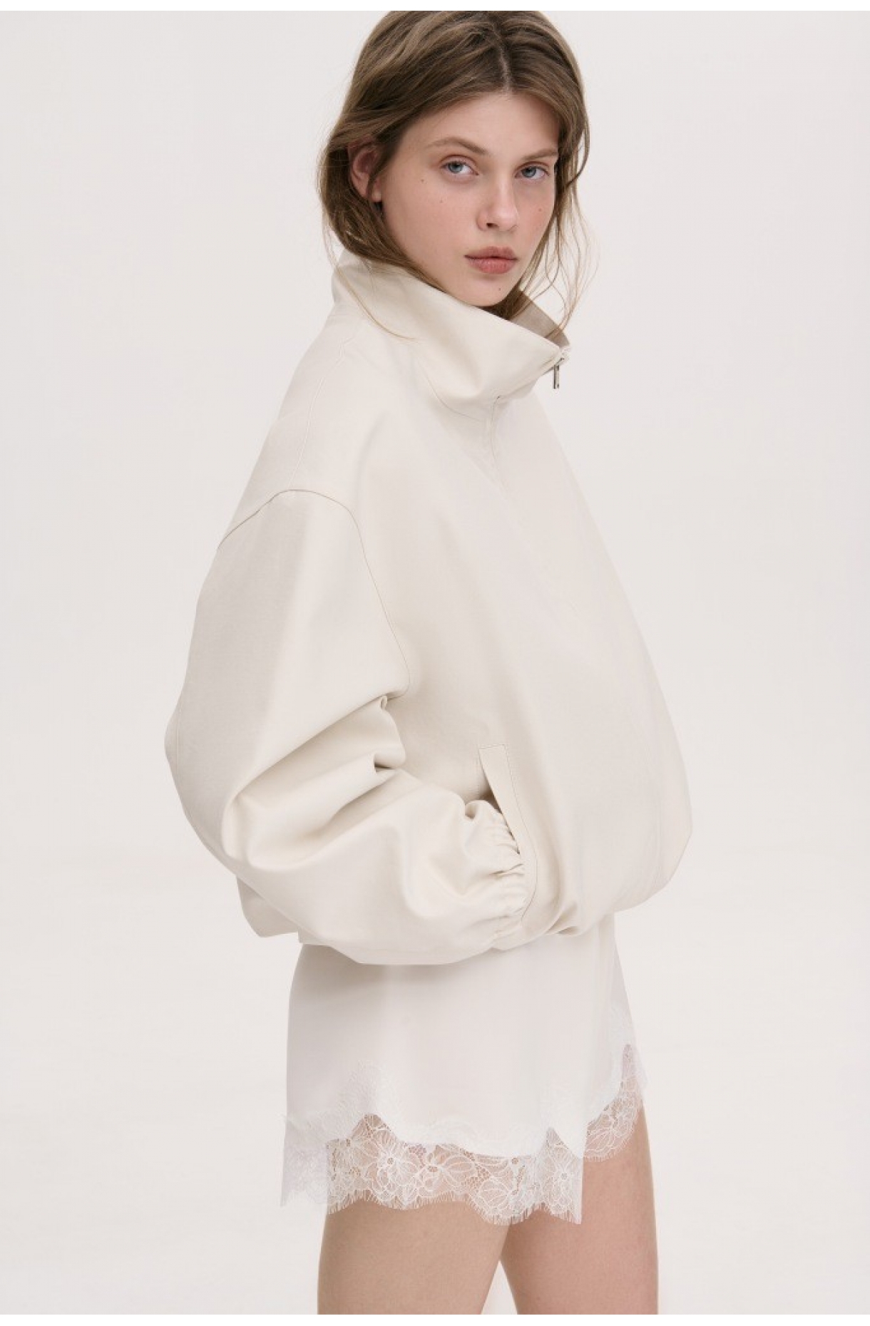 МІНІМАЛІСТИЧНА КУРТКА-БОМБЕР З ВИСОКИМ  КОМІРОМ-СТІЙКОЮ 1263 зображення 24